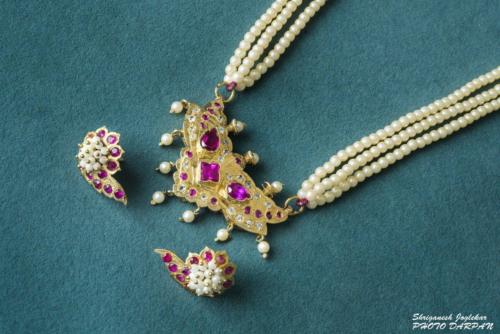 Neck less and ear rings jewelery